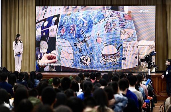 2025澳门天天六开彩免费香港,澳门彩票与未来的探索，2025年天天六开彩免费香港展望